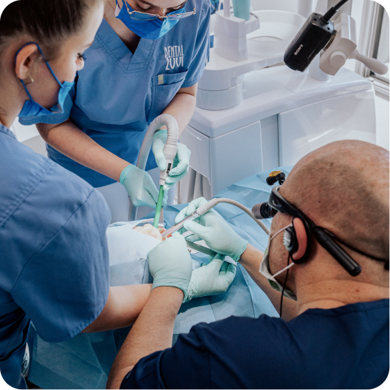 Prvé implantácie pod dohľadom